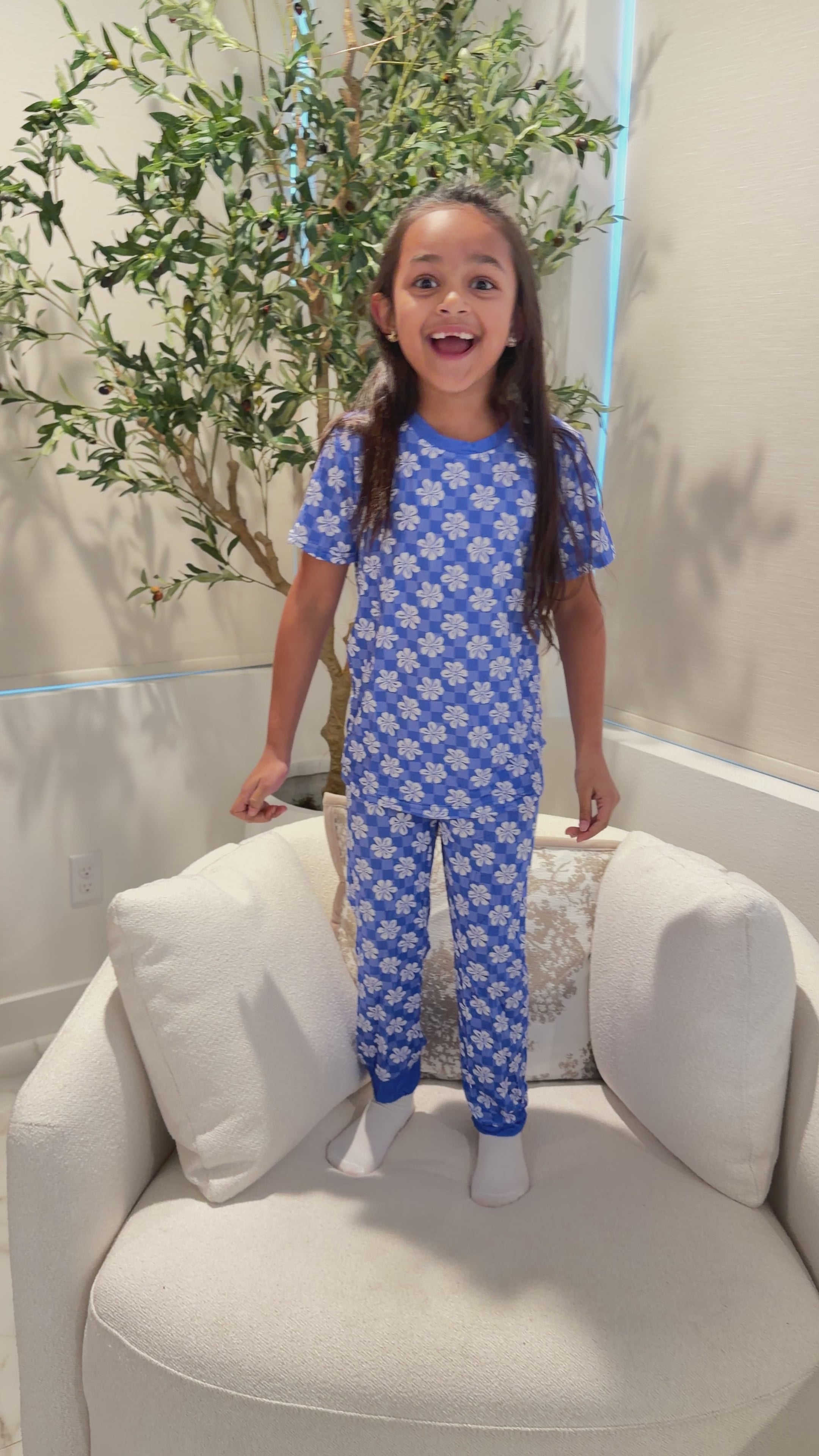 Load video: Girls Bamboo 2-Piece Pajama Set – Blue Floral Print