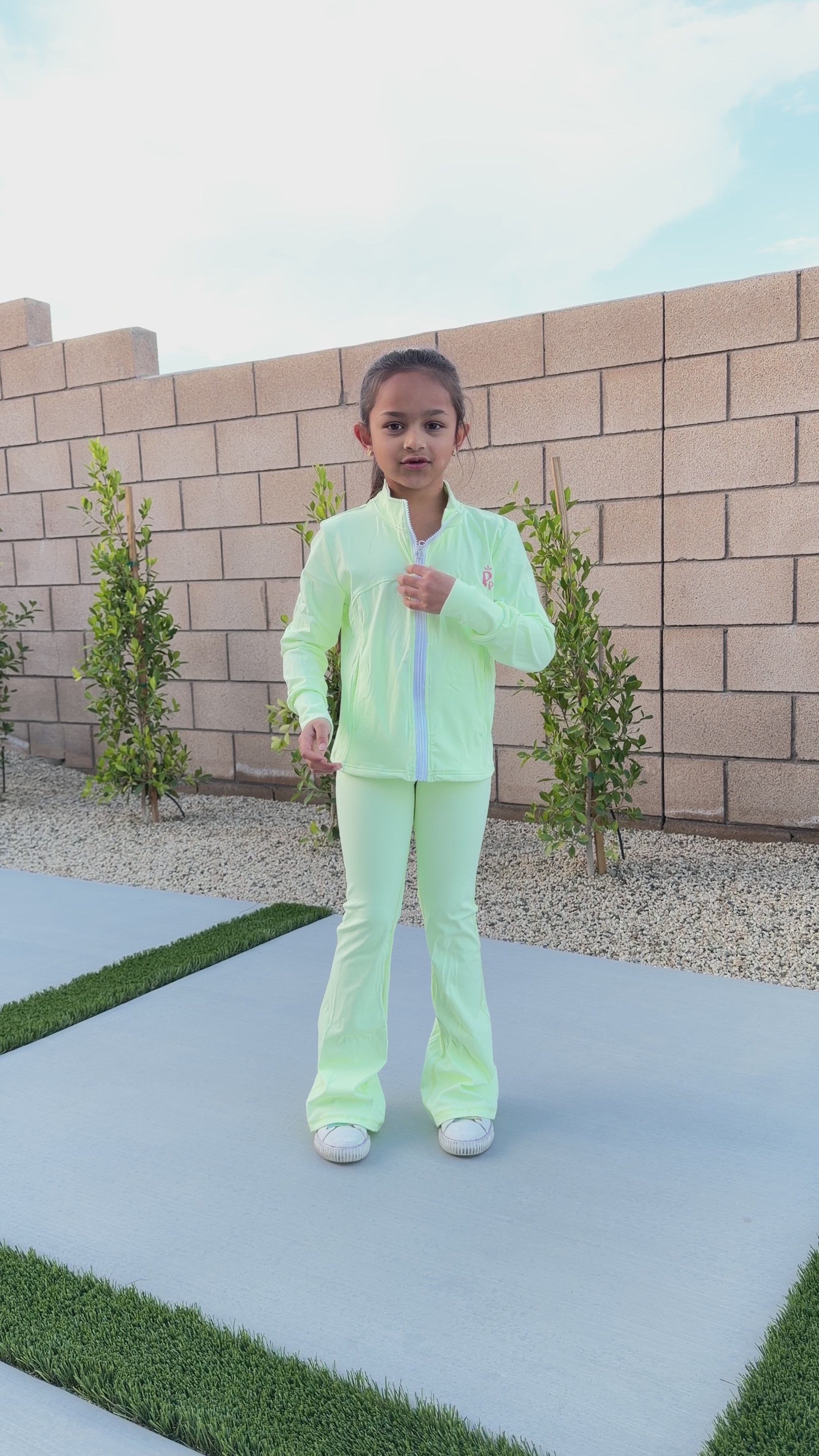 Load video: Girls Active Tracksuit Set – Mint Green