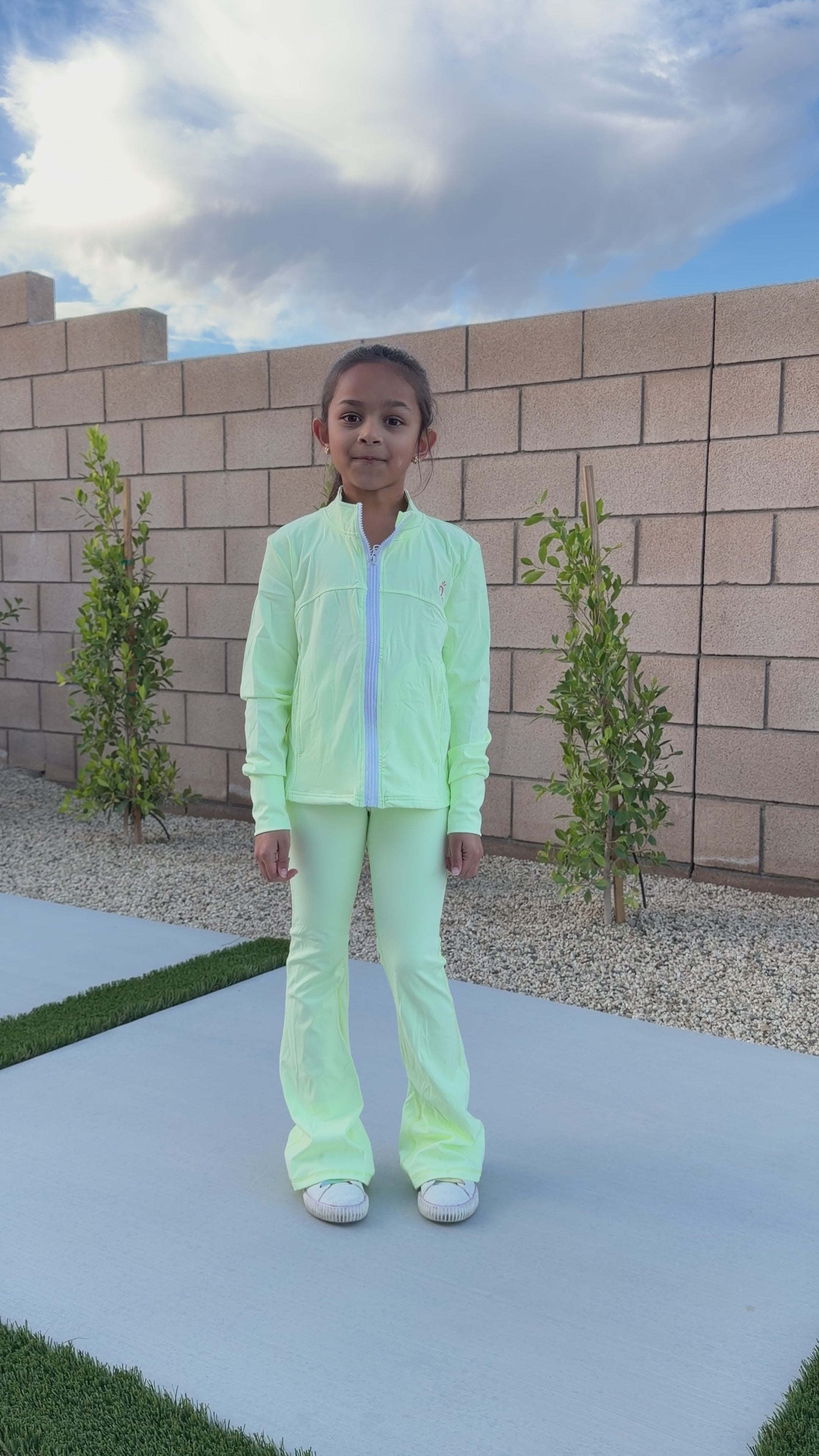 Load video: Girls Active Tracksuit Set – Mint Green